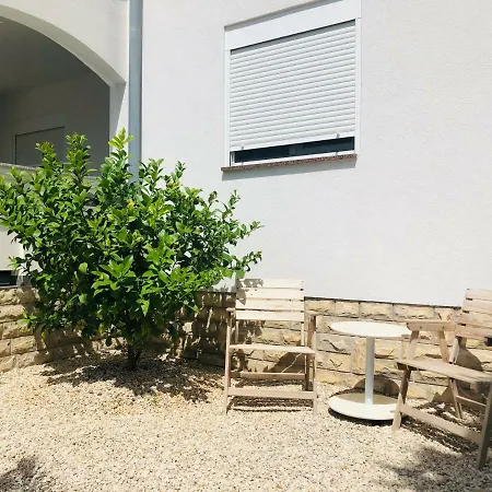 Holidays Apartman Vir